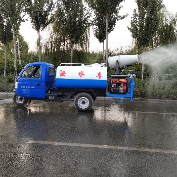 2立方柴油三輪霧炮灑水車 價(jià)格到底多少錢？弄清楚這幾個(gè)亮點(diǎn)你就明白了